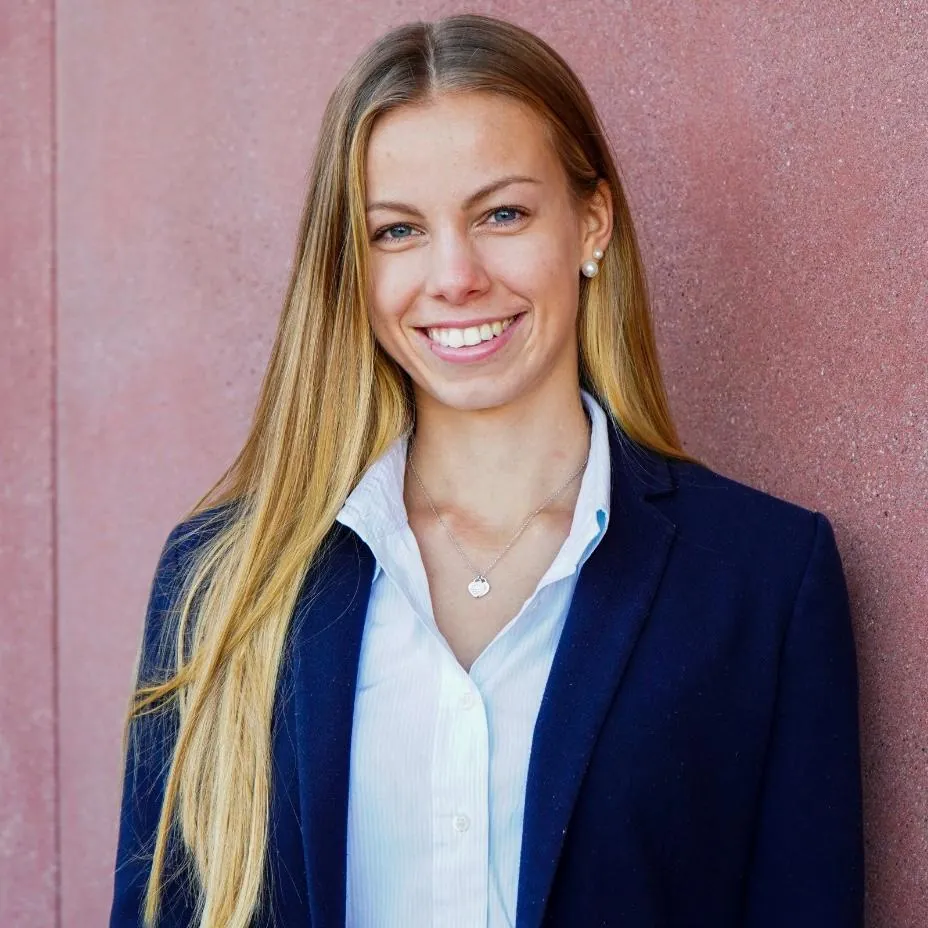 Sandra, graduation and CV photography client of Ada Drazek